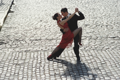 ein Paar tanzt Tango unter freiem Himmel